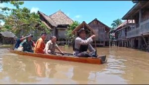 Kades Uloak Embacang bersama tim bencana Sanga Desa yang mendata bencana, Rabu (5/3/2025). Foto: Dok Warga/ITS.