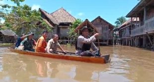 Kades Uloak Embacang bersama tim bencana Sanga Desa yang mendata bencana, Rabu (5/3/2025). Foto: Dok Warga/ITS.