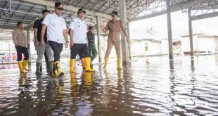 Bupati Muba, HM Toha meninjau banjir di Kecamatan Sekayu, Jumat (28/3/2025). Foto: Kominfo Muba.