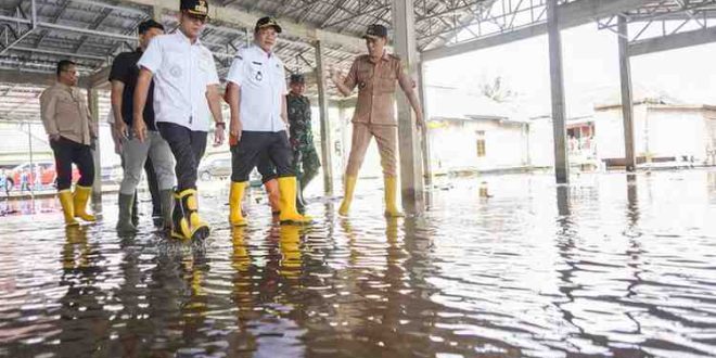 Bupati Muba, HM Toha meninjau banjir di Kecamatan Sekayu, Jumat (28/3/2025). Foto: Kominfo Muba.
