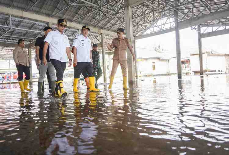 Bupati Muba, HM Toha meninjau banjir di Kecamatan Sekayu, Jumat (28/3/2025). Foto: Kominfo Muba.