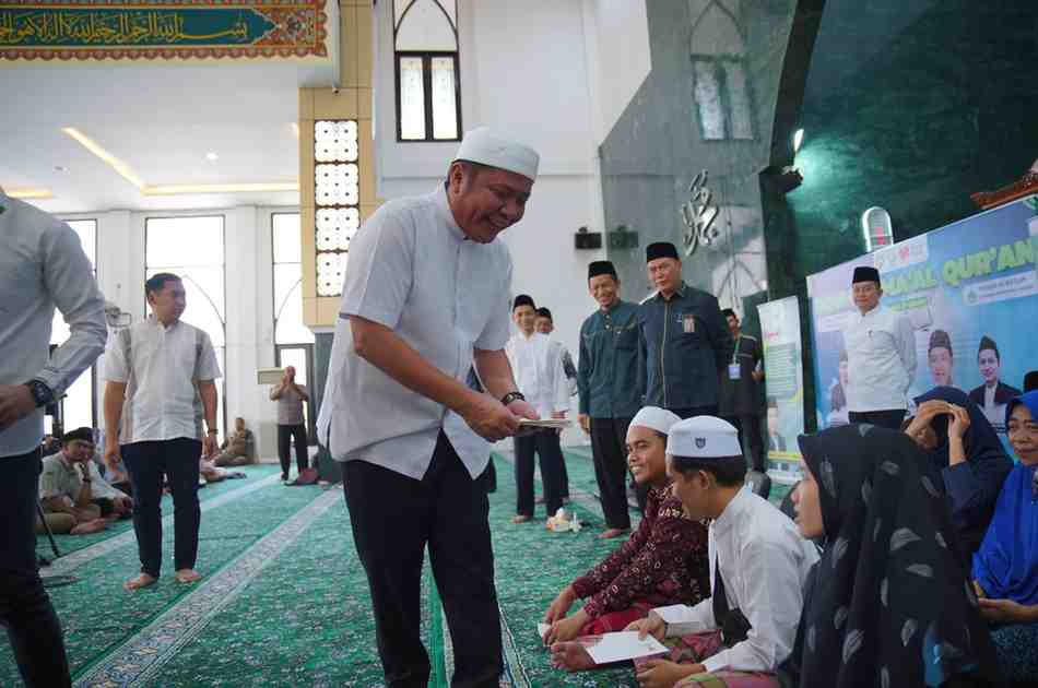 Gubernur Sumsel Herman deru saat menghadiri Dauman Ma’al Al Qur’an di Masjid Al Rai-yah DPRD Provinsi Sumsel, Minggu (23/3/2025) siang. Foto: Humas Pemprov Sumsel