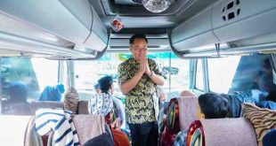 Wagub Sumsel, Cik Ujang melepas peserta mudik gratis di terminal km12 Alang-alang Lebar, Palembang, Kamis (27/3/2025). Foto: Humas Pmemprov Sumsel.
