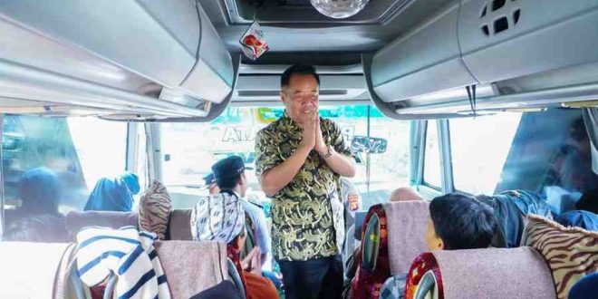 Wagub Sumsel, Cik Ujang melepas peserta mudik gratis di terminal km12 Alang-alang Lebar, Palembang, Kamis (27/3/2025). Foto: Humas Pmemprov Sumsel.