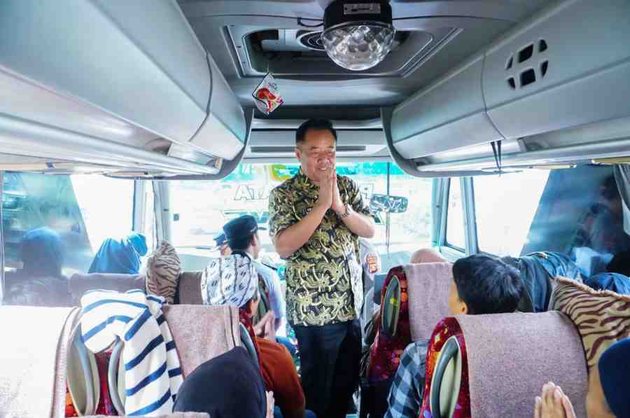 Wagub Sumsel, Cik Ujang melepas peserta mudik gratis di terminal km12 Alang-alang Lebar, Palembang, Kamis (27/3/2025). Foto: Humas Pmemprov Sumsel.