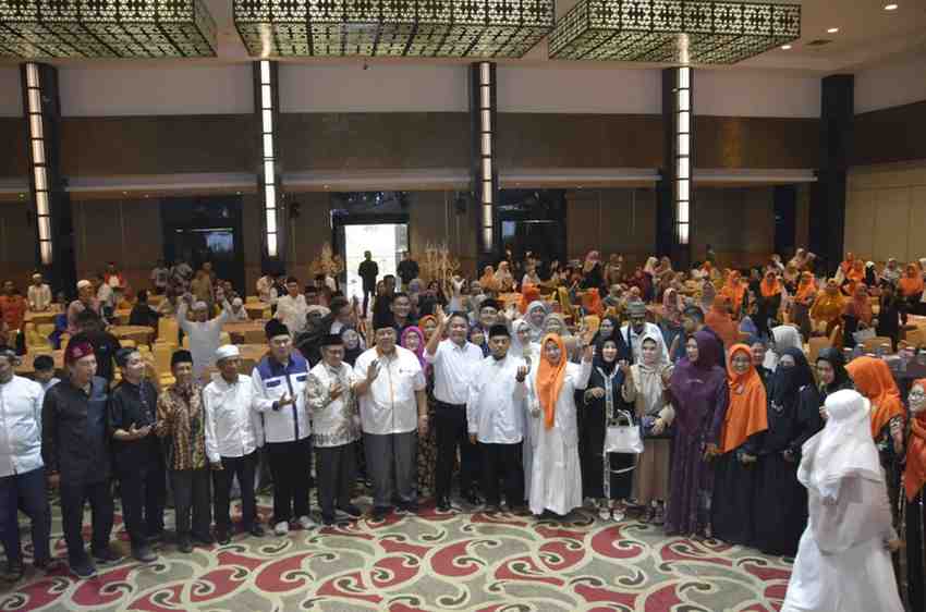 Para alumni sekolah cinta Indonesia Sumsel bersama Gubernur Sumsel, Herman Deru, Senin (24/3/2025). Foto: Dok PKS Sumsel.
