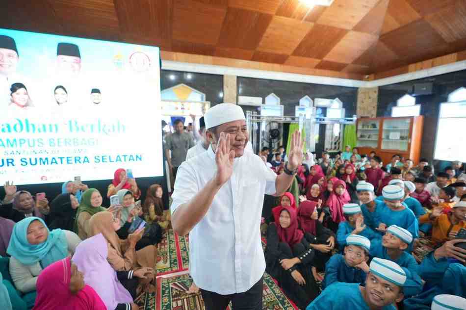 Gubernur Sumsel Herman deru menyapa para anak yatim piatu di Masjid Assa’adah Srijaya Alang-alang Lebar Palembang, Sabtu (22/3/2025) sore. Foto: Humas Pemprov Sumsel.