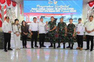 Gubernur Sumsel Herman deri mendampingi Menteri ATR Nusroh Wahid menyerahkan ssertifikat tanah Puslatpur, Martapura, Rabu (12/3/2025). Foto: Humas Pemprov Sumsel.