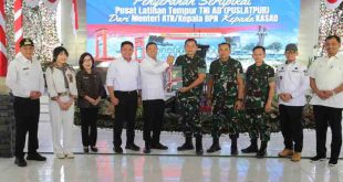 Gubernur Sumsel Herman deri mendampingi Menteri ATR Nusroh Wahid menyerahkan ssertifikat tanah Puslatpur, Martapura, Rabu (12/3/2025). Foto: Humas Pemprov Sumsel.
