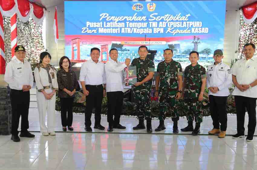 Gubernur Sumsel Herman deri mendampingi Menteri ATR Nusroh Wahid menyerahkan ssertifikat tanah Puslatpur, Martapura, Rabu (12/3/2025). Foto: Humas Pemprov Sumsel.
