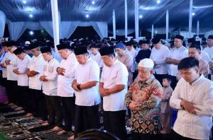 Gubernur Sumsel Herman Deru dan Wagub Cik Ujang, serta sejumlah pejabat lainnya ikut sholat tarawaih berjemaah di Griya Agung, Palembang, Jumat (28/2/2025) malam. Foto: Humas Pemprov Sumsel.