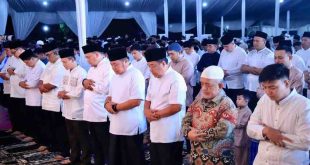 Gubernur Sumsel Herman Deru dan Wagub Cik Ujang, serta sejumlah pejabat lainnya ikut sholat tarawaih berjemaah di Griya Agung, Palembang, Jumat (28/2/2025) malam. Foto: Humas Pemprov Sumsel.
