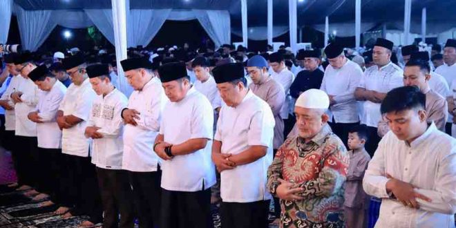 Gubernur Sumsel Herman Deru dan Wagub Cik Ujang, serta sejumlah pejabat lainnya ikut sholat tarawaih berjemaah di Griya Agung, Palembang, Jumat (28/2/2025) malam. Foto: Humas Pemprov Sumsel.