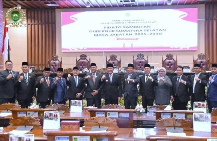 Gubernur Sumsel Herman Deru dan Wagub Cik Ujang bersama para pimpinan dan anggota DPRD Sumsel, Senin (3/3/2025). Foto: Humas DPRD Sumsel.