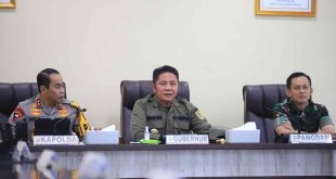 Gubernur Sumsel, Herman Deru saat mengikuti rapat bersama Mendagri secara virtual, Jumat (21/3/2025). Foto: Humas Pemprov Sumsel.