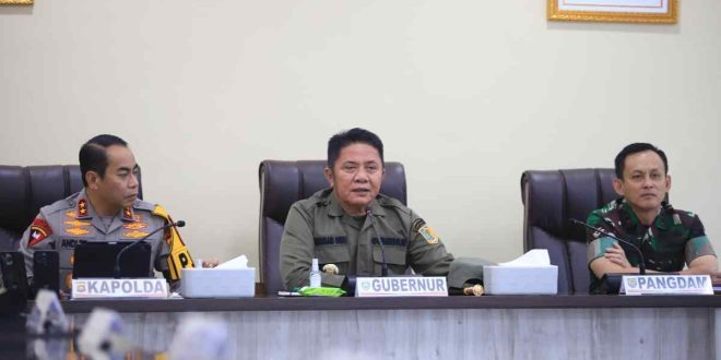 Gubernur Sumsel, Herman Deru saat mengikuti rapat bersama Mendagri secara virtual, Jumat (21/3/2025). Foto: Humas Pemprov Sumsel.