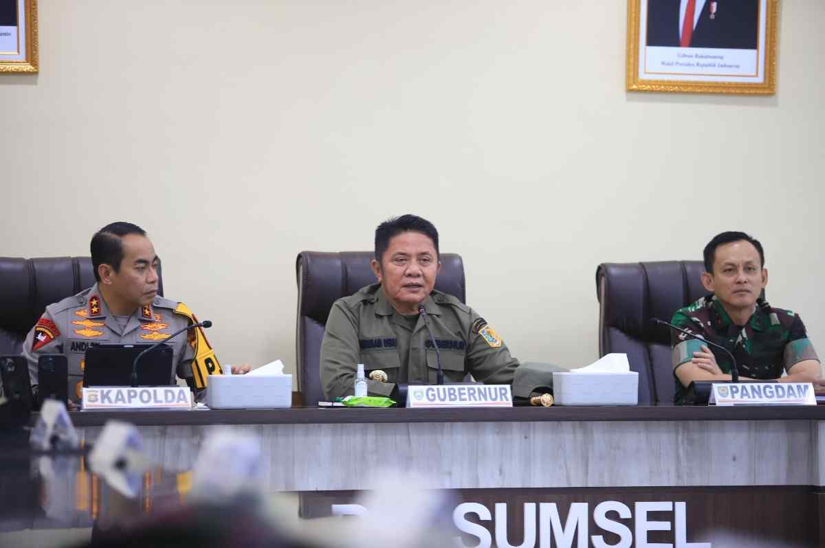Gubernur Sumsel, Herman Deru saat mengikuti rapat bersama Mendagri secara virtual, Jumat (21/3/2025). Foto: Humas Pemprov Sumsel.