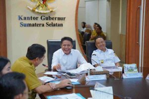Gubernur Sumsel, Herman deru saat mendengarkan paparan Walikota Palembang Ratu Dewa tentang program pembangunan infrastruktur, Kamis (27/3/2025). Foto: Humas Pemprov Sumsel.