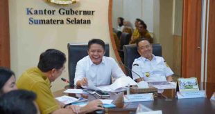 Gubernur Sumsel, Herman deru saat mendengarkan paparan Walikota Palembang Ratu Dewa tentang program pembangunan infrastruktur, Kamis (27/3/2025). Foto: Humas Pemprov Sumsel.