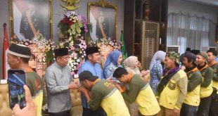 Dari pejabat hingga rakyat biasa secara bergelombang bersilaturrahim ke Gubernur Sumsel Herman Deru dan keluarga di Griya Agung, Palembang, Senin (31/3/2025). Foto: Humas Pemprov Sumsel.