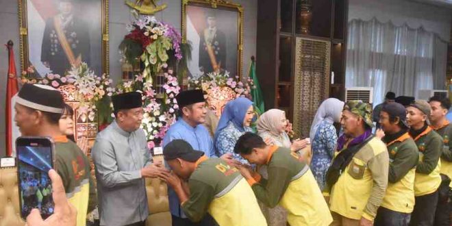 Dari pejabat hingga rakyat biasa secara bergelombang bersilaturrahim ke Gubernur Sumsel Herman Deru dan keluarga di Griya Agung, Palembang, Senin (31/3/2025). Foto: Humas Pemprov Sumsel.
