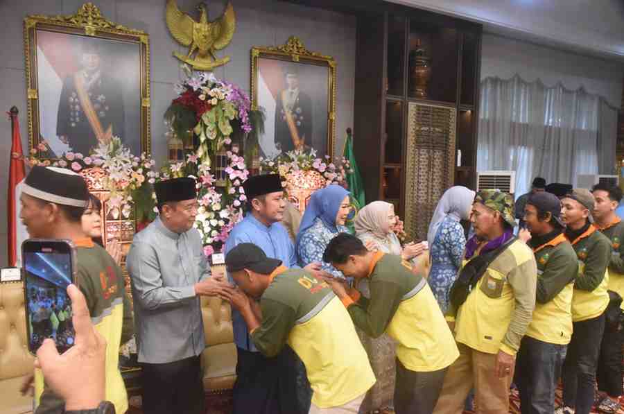 Dari pejabat hingga rakyat biasa secara bergelombang bersilaturrahim ke Gubernur Sumsel Herman Deru dan keluarga di Griya Agung, Palembang, Senin (31/3/2025). Foto: Humas Pemprov Sumsel.