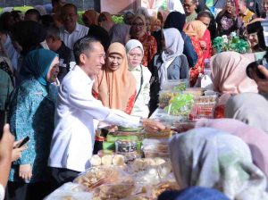Walikota Palembang, Rau Dewa melihat langsung Bazar Ramadan di halaman Pemkot Palembang, Jumat (7/3/2025. Foto: Kominfo P_alembang.
