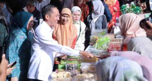 Walikota Palembang, Rau Dewa melihat langsung Bazar Ramadan di halaman Pemkot Palembang, Jumat (7/3/2025. Foto: Kominfo P_alembang.