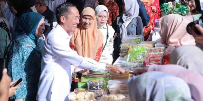 Walikota Palembang, Rau Dewa melihat langsung Bazar Ramadan di halaman Pemkot Palembang, Jumat (7/3/2025. Foto: Kominfo P_alembang.