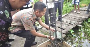 Walikota Palembang, Ratu Dewa meresmikan pembangunan rumah layak huni di Kelurahan 8 Ulu Palembang, Kamis (13/3/2025). Foto: Kominfo Palembang.