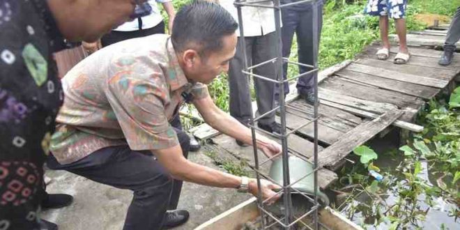 Walikota Palembang, Ratu Dewa meresmikan pembangunan rumah layak huni di Kelurahan 8 Ulu Palembang, Kamis (13/3/2025). Foto: Kominfo Palembang.