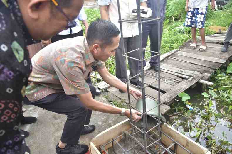 Walikota Palembang, Ratu Dewa meresmikan pembangunan rumah layak huni di Kelurahan 8 Ulu Palembang, Kamis (13/3/2025). Foto: Kominfo Palembang.