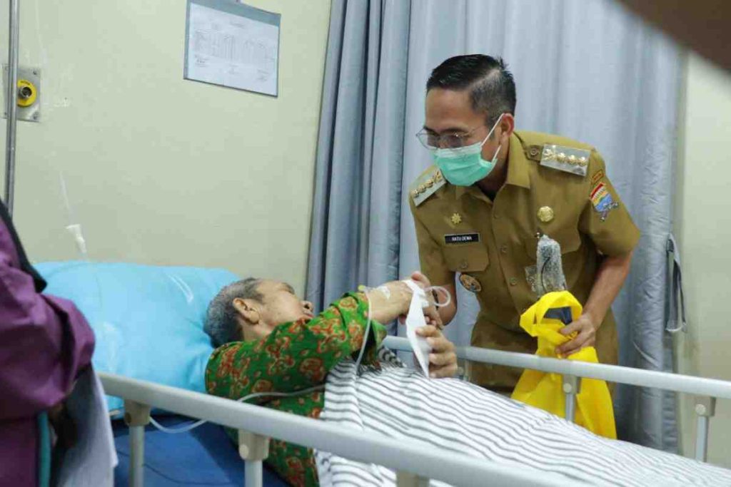 Walikota Palembang, Ratu Dewa melihat pelayanan pasien di RS BARI Palembang, Senin (24/3/2025). Foto: Kominfo Palembang.