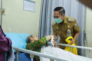 Walikota Palembang, Ratu Dewa melihat pelayanan pasien di RS BARI Palembang, Senin (24/3/2025). Foto: Kominfo Palembang.