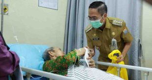 Walikota Palembang, Ratu Dewa melihat pelayanan pasien di RS BARI Palembang, Senin (24/3/2025). Foto: Kominfo Palembang.