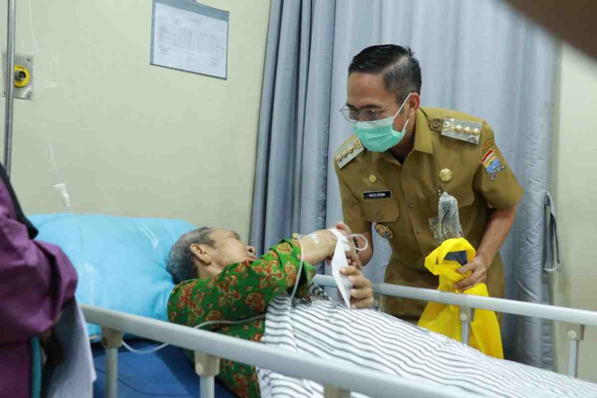 Walikota Palembang, Ratu Dewa melihat pelayanan pasien di RS BARI Palembang, Senin (24/3/2025). Foto: Kominfo Palembang.