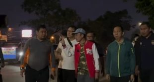 Walikota Palembang, Ratu Dewa jalan kaki melihat sejumlah titik yang sering dijadikan warga buang sampah dan berjualan, MInggu (2/3/2025). Foto: screenshot IG Ratu Dewa.