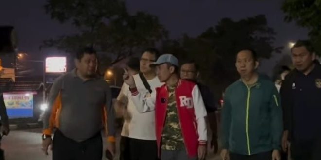 Walikota Palembang, Ratu Dewa jalan kaki melihat sejumlah titik yang sering dijadikan warga buang sampah dan berjualan, MInggu (2/3/2025). Foto: screenshot IG Ratu Dewa.