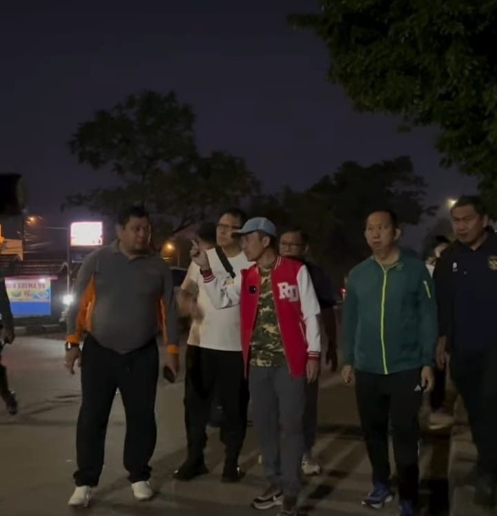 Walikota Palembang, Ratu Dewa jalan kaki melihat sejumlah titik yang sering dijadikan warga buang sampah dan berjualan, MInggu (2/3/2025). Foto: screenshot IG Ratu Dewa.