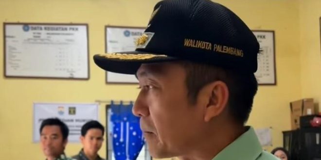 Walikota Palembang, Ratu Dewa saat sidak ke kantor Lurah PUlokerto, Kamis (6/3/2025). Foto: screenshot IG Ratu Dewa.