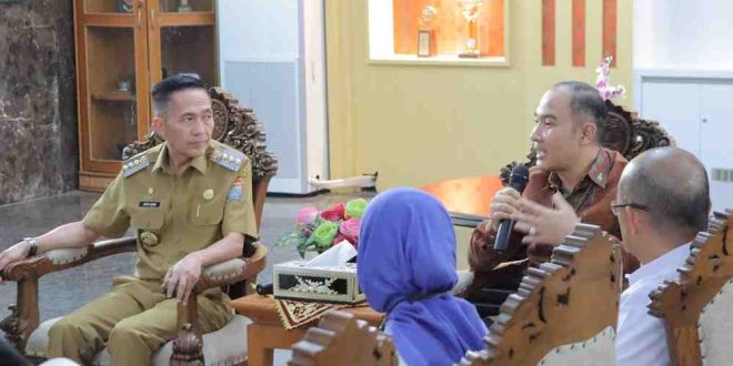 Walikota Palembang saat menerima audiensi BPS Kota Palembang. Foto: Kominfo Palembang.