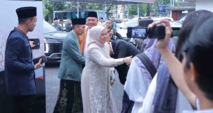 Walikota Palembang, ratu Dewa dan istri menyalami warga usai sholat ied di Masjid Agung Palembang, Senin (31/3/2025). Foto: Kominfo Palembang.