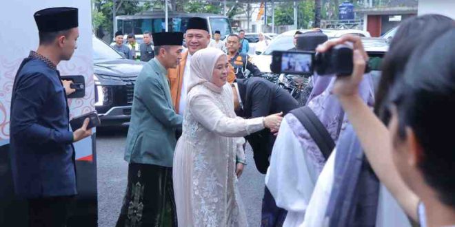 Walikota Palembang, ratu Dewa dan istri menyalami warga usai sholat ied di Masjid Agung Palembang, Senin (31/3/2025). Foto: Kominfo Palembang.