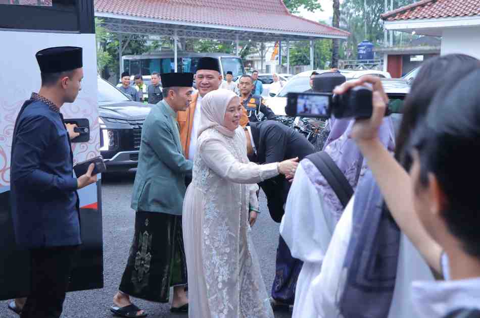 Walikota Palembang, ratu Dewa dan istri menyalami warga usai sholat ied di Masjid Agung Palembang, Senin (31/3/2025). Foto: Kominfo Palembang.