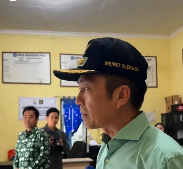 Walikota Palembang, Ratu Dewa saat sidak ke kantor Lurah PUlokerto, Kamis (6/3/2025). Foto: screenshot IG Ratu Dewa.
