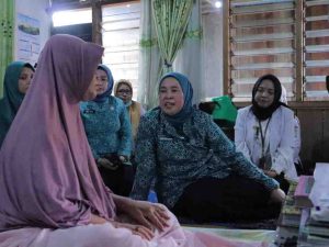 Ketua TPP PKK Palembang, Dewi Sastriani berkunjung ke rumah kader Posyandi, Cek Wati yang menderita sakit diabetes dan darah tinggi di 32 Ilir Palembang, Kamis (27/3/2025). Foto: Kominfo Palembang.