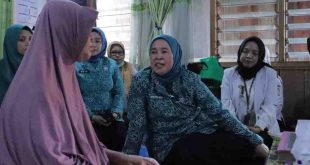 Ketua TPP PKK Palembang, Dewi Sastriani berkunjung ke rumah kader Posyandi, Cek Wati yang menderita sakit diabetes dan darah tinggi di 32 Ilir Palembang, Kamis (27/3/2025). Foto: Kominfo Palembang.