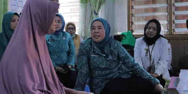 Ketua TPP PKK Palembang, Dewi Sastriani berkunjung ke rumah kader Posyandi, Cek Wati yang menderita sakit diabetes dan darah tinggi di 32 Ilir Palembang, Kamis (27/3/2025). Foto: Kominfo Palembang.