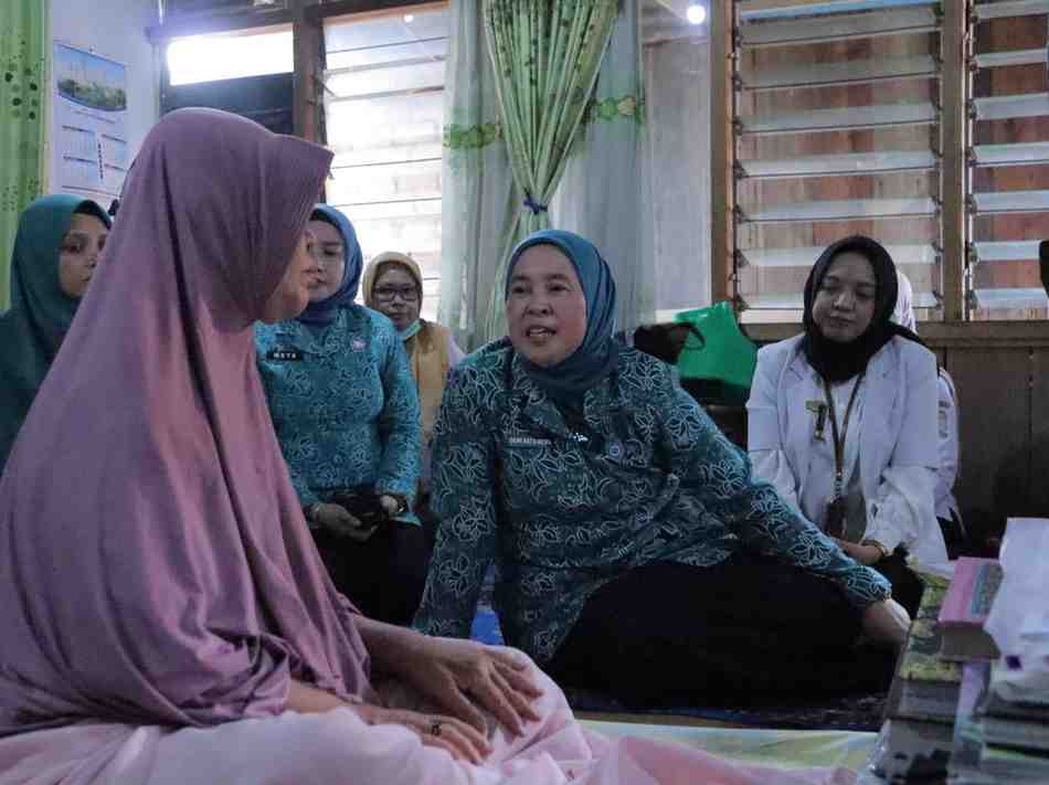 Ketua TPP PKK Palembang, Dewi Sastriani berkunjung ke rumah kader Posyandi, Cek Wati yang menderita sakit diabetes dan darah tinggi di 32 Ilir Palembang, Kamis (27/3/2025). Foto: Kominfo Palembang.