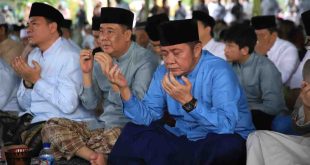 Gubernur Sumsel Herman Deru tampak khusuk berdoa setelah yang dipimpin khotib usai sholat Id di Masjid Agung Palembang, Senin (31/3/2025). Foto: Humas Pemprov Sumsel.